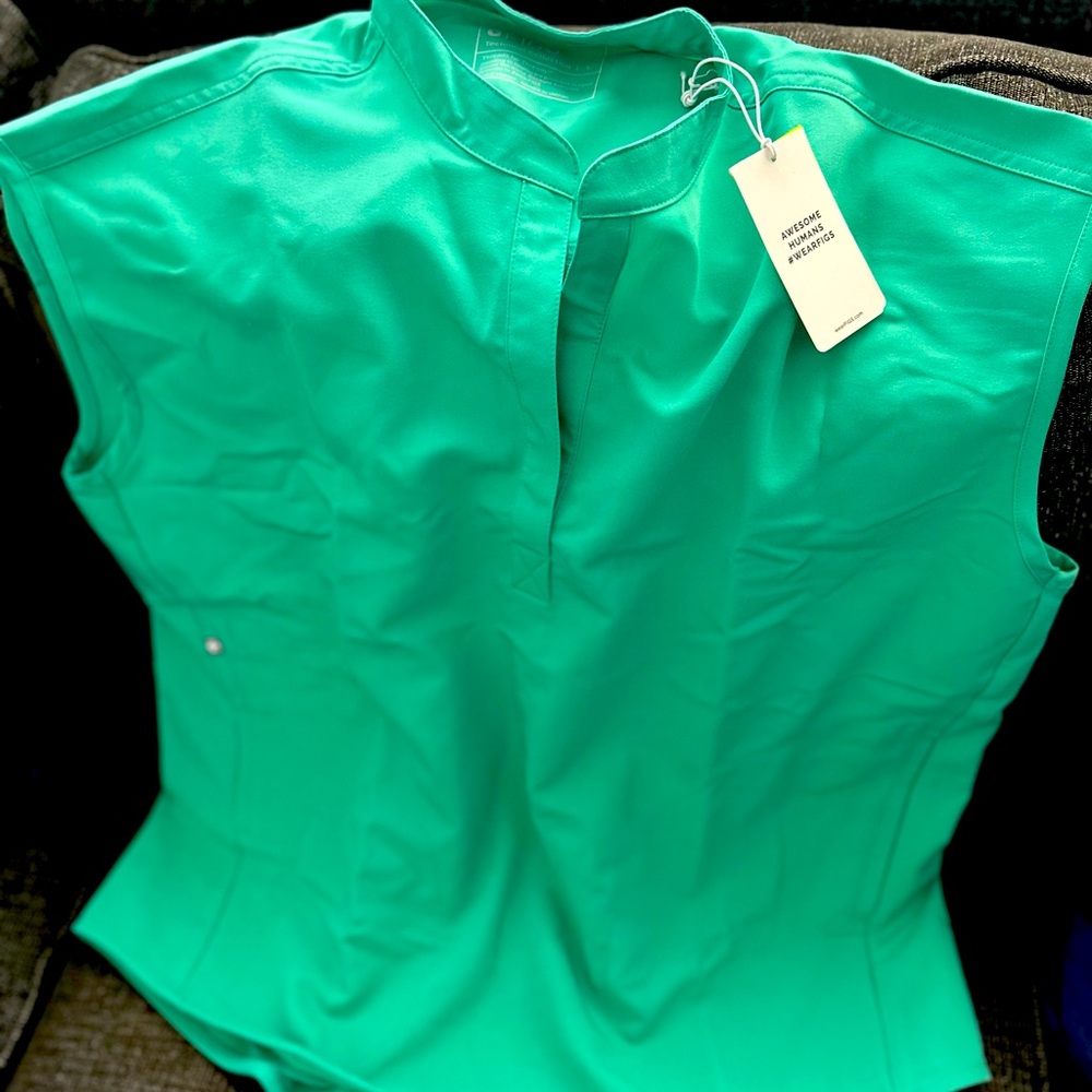 BNWT FIGS rafaela scrub top